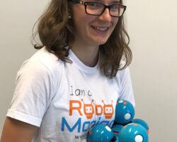 Ferienspiel Mädchen: Robotikspaß mit dem Dash