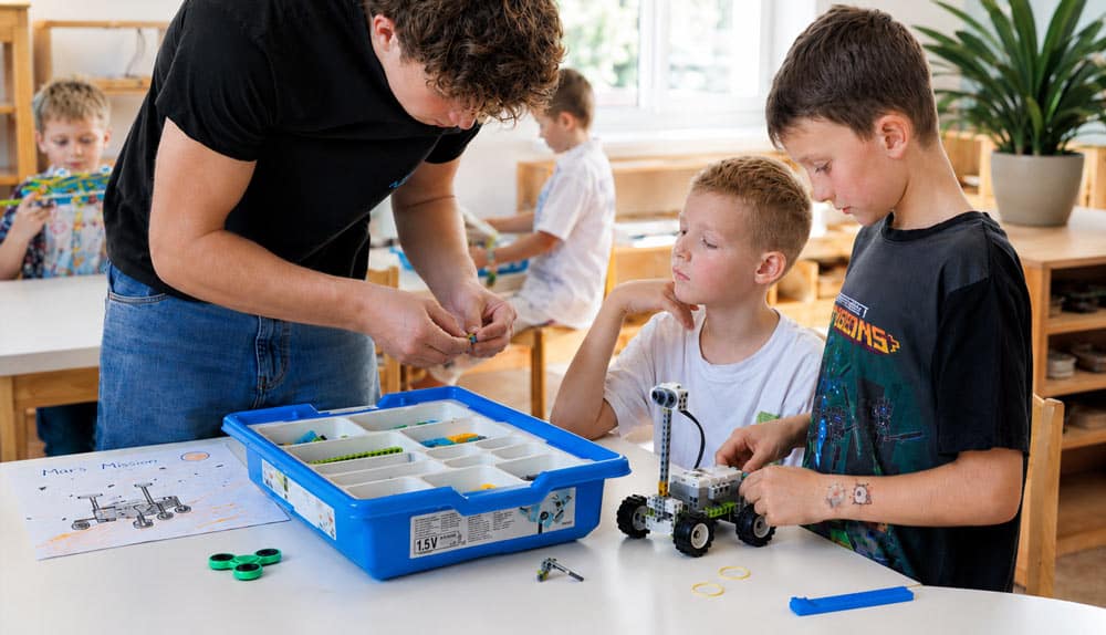 Beim LEGO Education WeDo Weltraummission Kurs