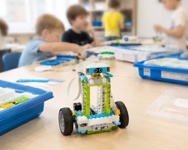 Lego-Robotik-Kurs mit mehreren Kindern, die Lego bauen