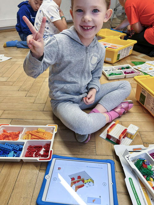 Teilnehmerin am Sommercamp mit Lego Education Spike