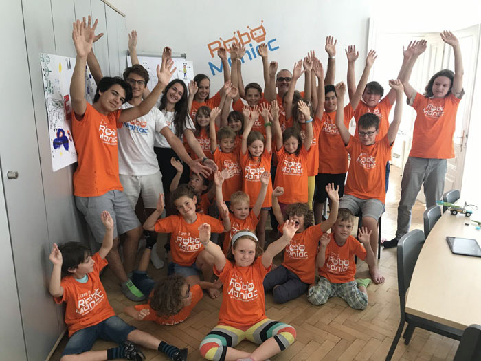 Foto vom Programmier-Feriencamp, Kinder und Jugendliche, die jubeln