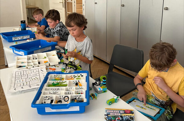 Kinder beim Lego Education WeDo 2.0 Camp