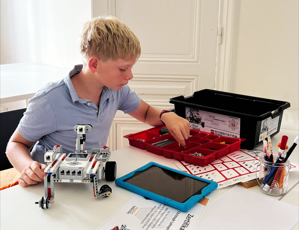 Jugendlicher beim Lego Mindstorms Robotik Kurs