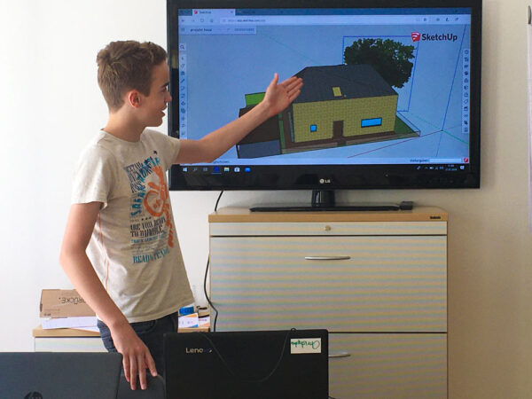 Jugendlicher beim Architektur Sommercamp