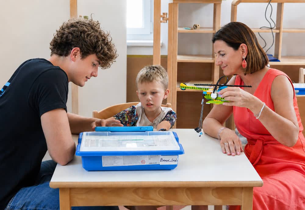 Eine Mutter mit ihrem Sohn beim RoboManiac Family Day mit Lego-Hubschrauber in der Hand
