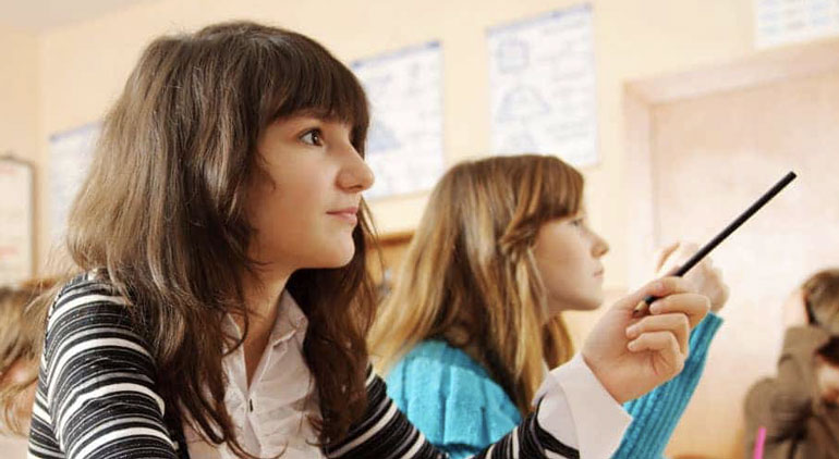 Zwei jugendliche Schüler, die beim Programmierkurs teilnehmen