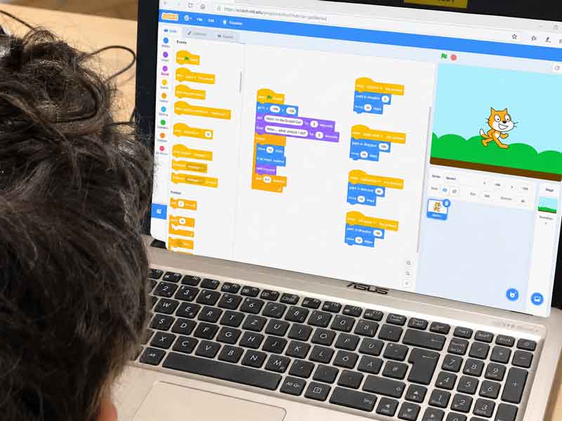 Bub, der am PC sein erstes Spiel mit Scratch programmiert